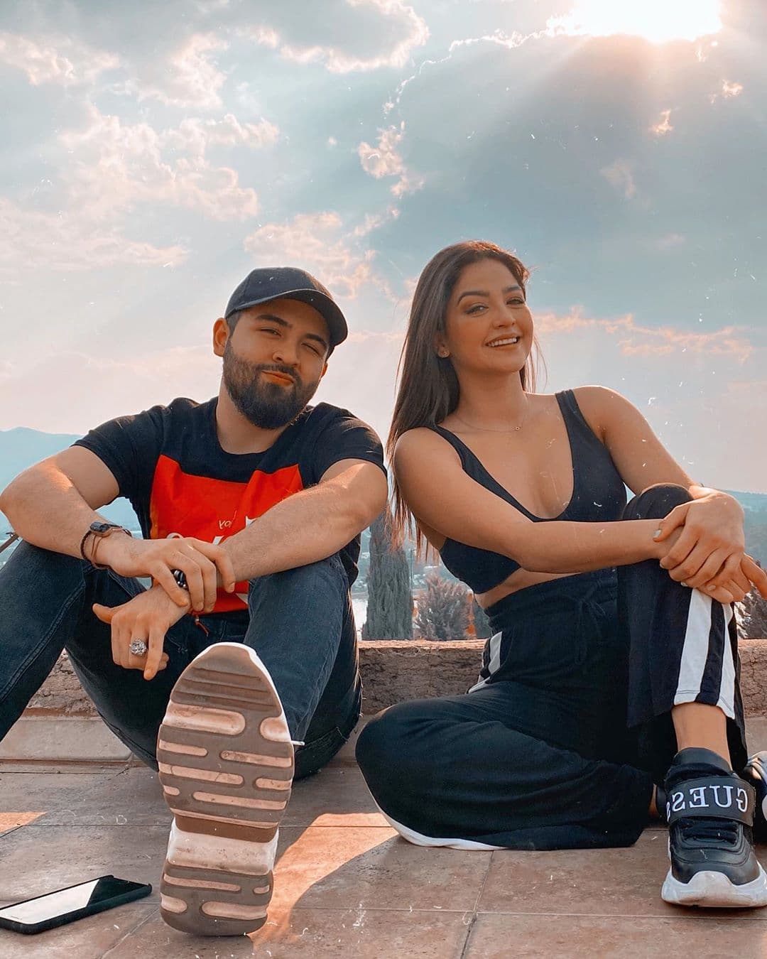 En su perfil de TikTok, el artista no solo protagoniza divertidos retos de baile, también deja claro la gran relación que tiene con su hermana Geraldine Galván.