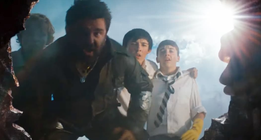 Debido a que se tenía planeada una secuela, en 'Battleship' hay una escena post créditos en donde un asteroide choca con la Tierra. Una familia se apresura a investigar el suceso, pero huyen del lugar cuando ven que una mano extraterrestre sale del cráter.