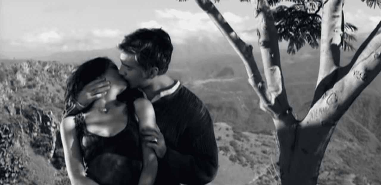 La primera oportunidad de Aislinn, y que ella considera como su debut en la actuación, ocurrió en 2009 en el video ‘Estuve’ de ‘El Potrillo’, donde no solo interpretó a la pareja del cantante, sino que también protagonizó impactantes escenas de pasión.