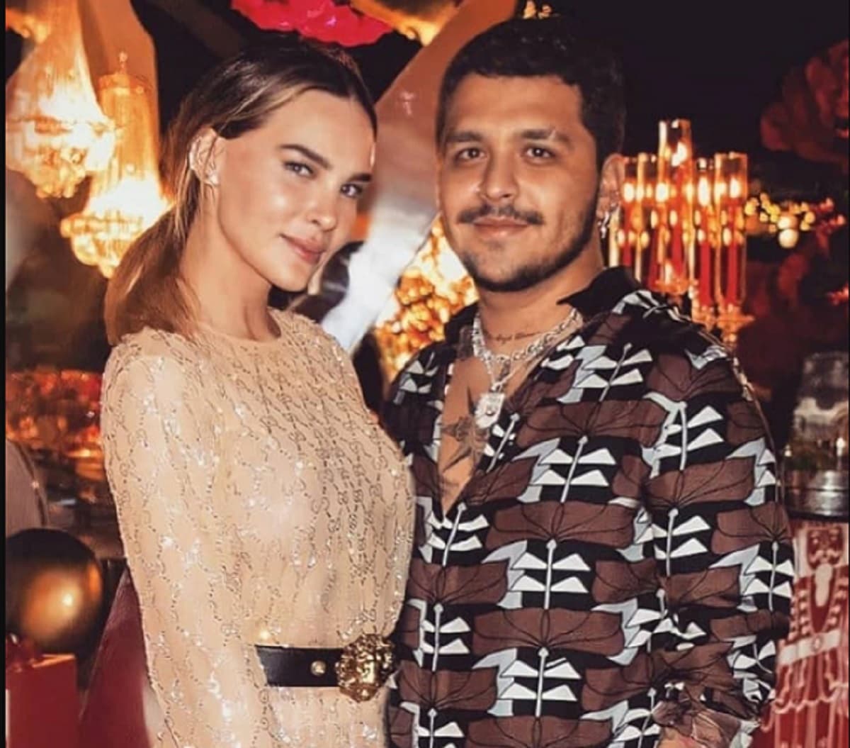 La cantante se dejó ver en el aeropuerto de la Ciudad de México, donde slaió huyendo