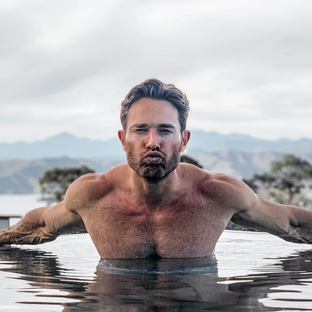 A más de una década de que el rumor de una supuesta cirugía estética en sus pectorales fuera publicado en una revista, Sebastián Rulli prefiere tomarse el tema con humor.