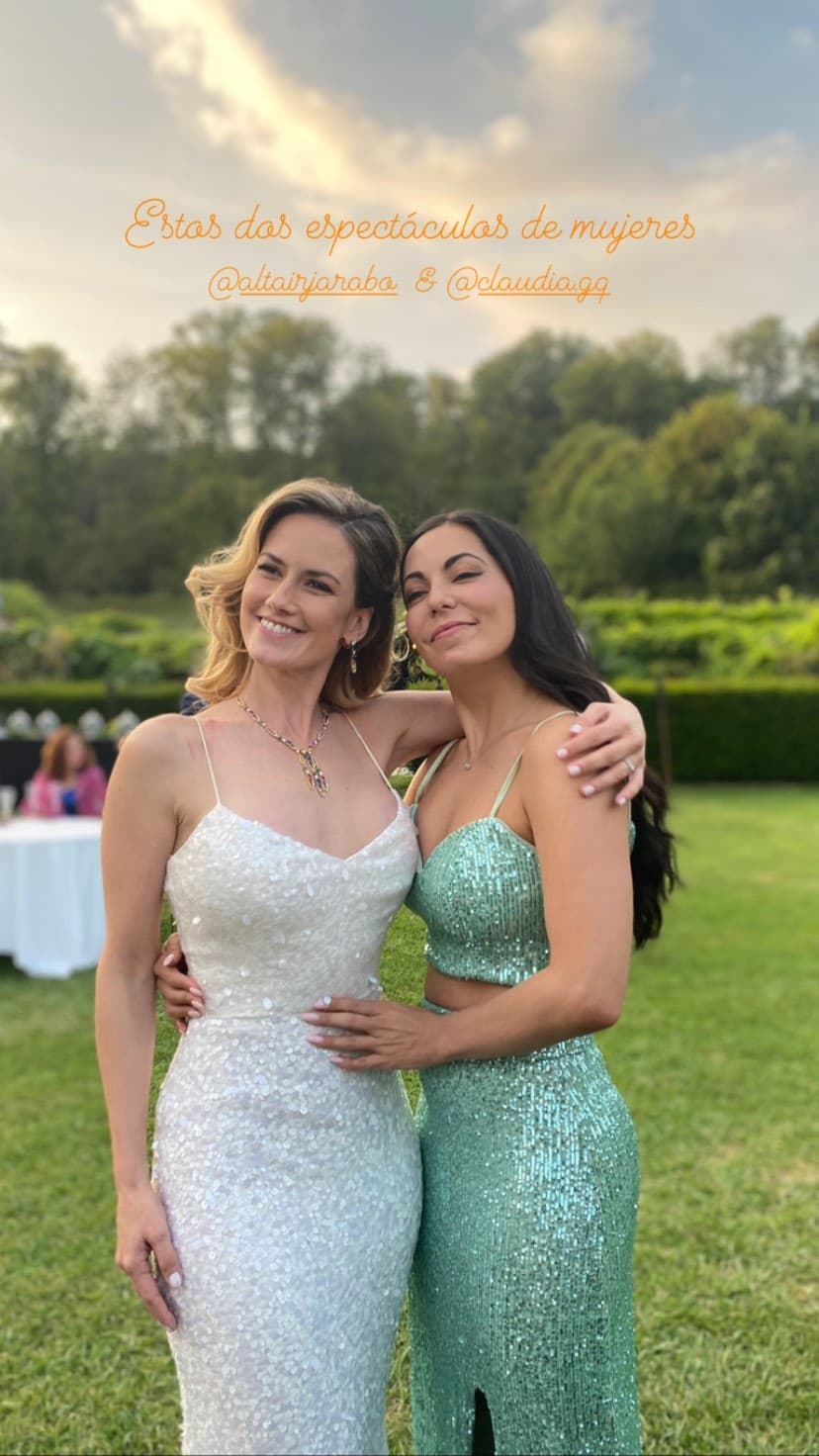 En las imágenes, se observa a las actrices arribando el histórico lugar y posando frente a él; además protagonizaron una tierns imágenes con la novia.