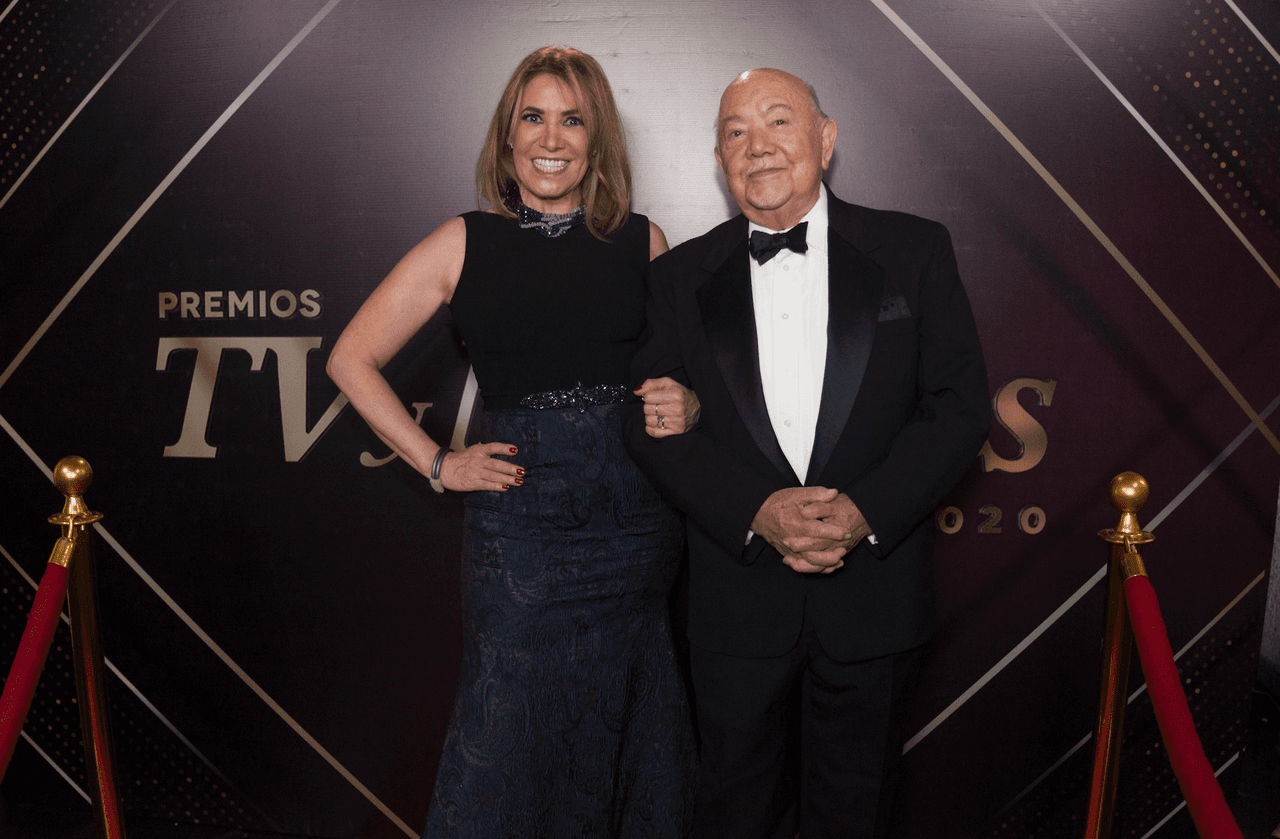 Así lució de gala y del brazo de su también amigo, Don Sergio Corona.