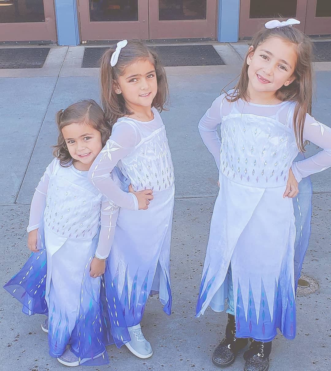 Días antes, la conductora mostró que sus hijas mayores ya se habían convertido en ‘Elsa’ y lucieron un vestido de la película ‘Frozen’. “3 de mis amores”, señalaron Bracamontes y su marido Martín Fuentes.