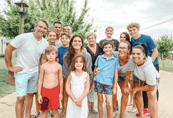 Aunque sus famosos padres han decidido proteger su rostro en redes sociales, para brindarle seguridad y privacidad, el pasado 3 de enero, Galliano compartió una imagen en compañía de toda su familia, donde se puede ver cómo ha crecido "Santi", como le llaman de cariño. El casi adolescente aparece portando una playera negra y con mechas rubias en el cabello.