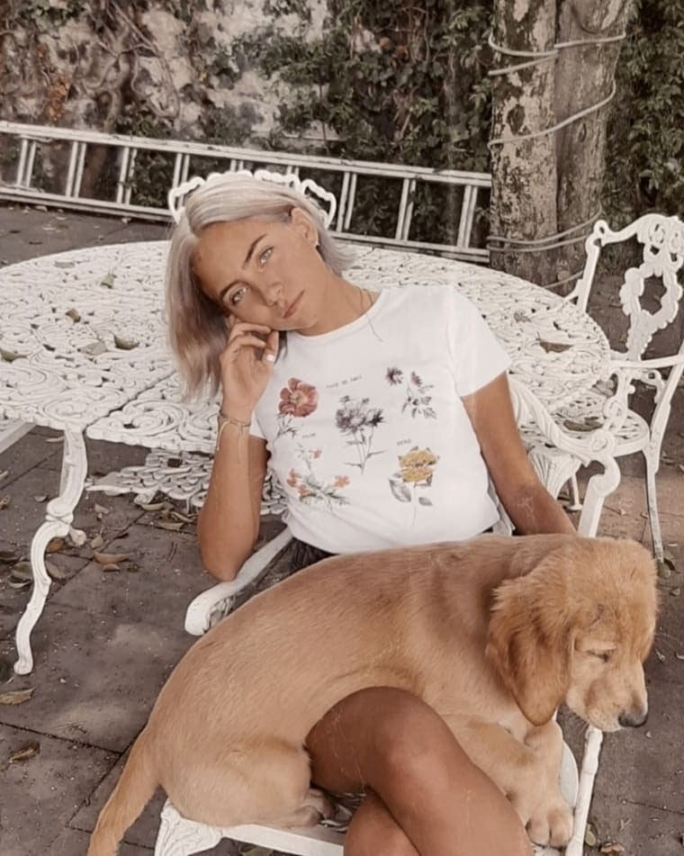 Sobre su interés para iniciarse en el mundo del Youtube, la hija mayor del Negro Araiza explicó en entrevista para Las Estrellas: “Me di cuenta que me seguían muchas personas en Instagram, principalmente por mi papá, pero también noté que la gente se identificaba conmigo y mi interés por la consciencia espiritual y el mundo del yoga”.