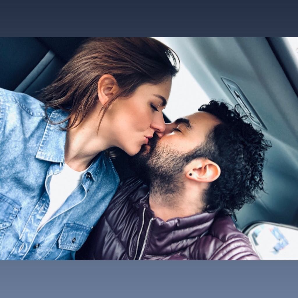 En su séptimo mes de gestación, la intérprete, de 35 años, protagonizó su primera sesión fotográfica, donde no solo dejó ver cuánto había crecido su pancita de embarazo, sino que también presentó a su novio Jorge, quien dijo, absorbió todos sus malestares.