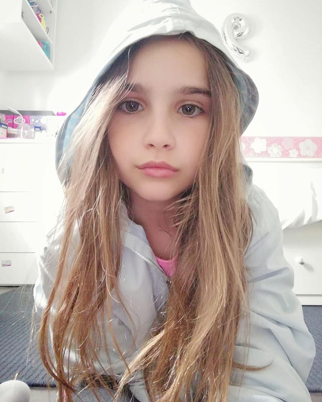 Fue a través de su perfil oficial de Instagram que la actriz colocó imágenes de su hija, de nueve años, quien mira fijamente a la cámara y posa como toda una modelo.