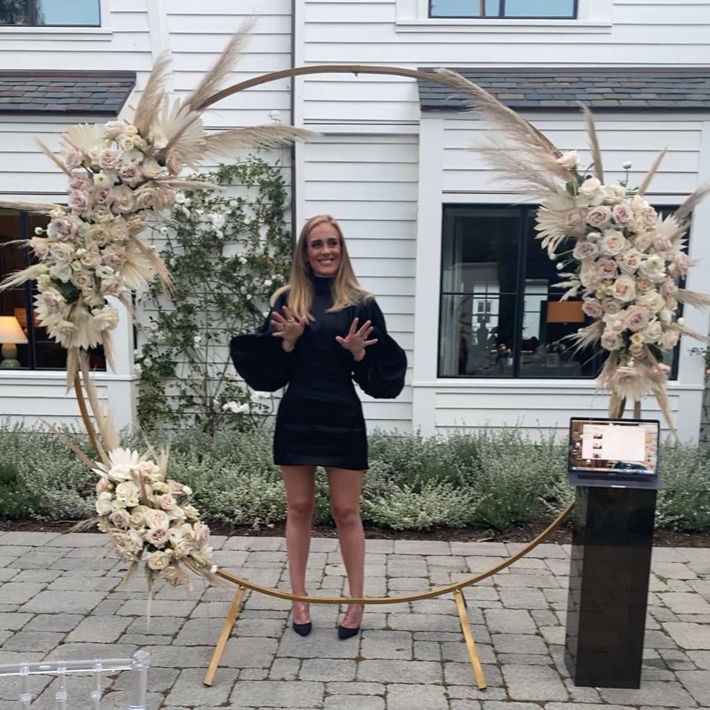 Manteniendo su perfil bajo en redes sociales, Adele volvió a reaparecer en Instagram en el marco de su cumpleaños número 32. En aquella ocasión publicó una imagen en la que dejó ver los resultados de su nuevo estilo de vida y alimentación. La fotografía que colocó el 7 de mayo, hasta el momento registra más de 12 millones de ‘me gusta’.