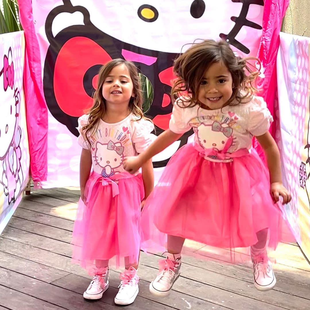 “Celebrando los 4 años de las princesas más pequeñas de la familia. Nuestras sobrinitas hermosas, nuestras gemelitas amadas Martina y Emilia. Gracias por su alegría y dulzura amores. Dios las bendiga y proteja siempre. Las amamos”, señaló.