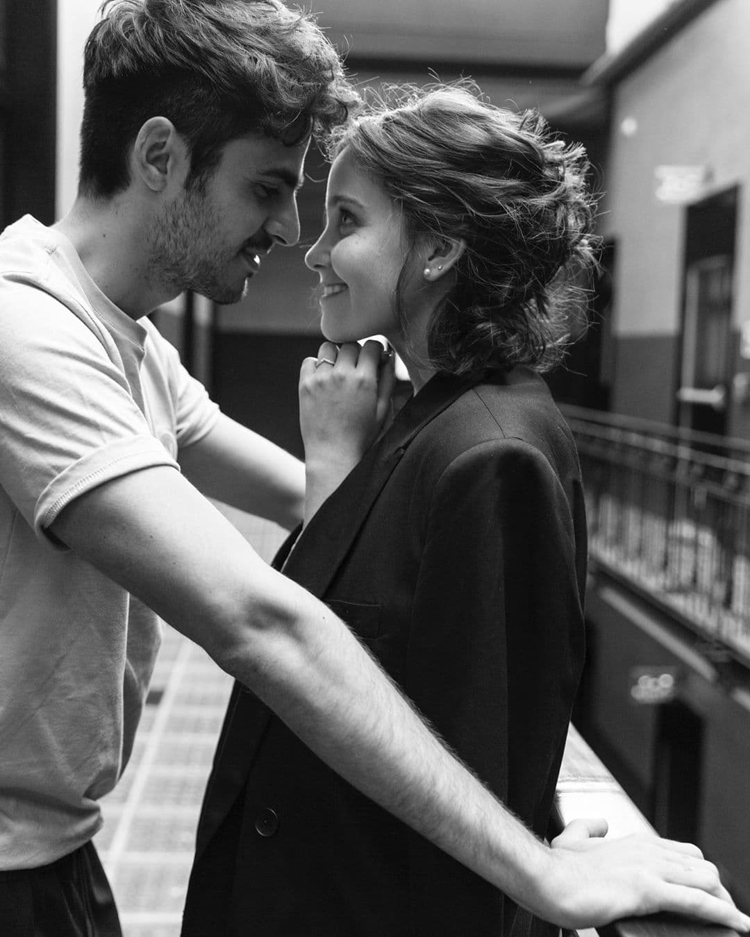 “No suelo compartir nada de mi vida privada, prefiero ser discreto con mis cosas, pero quiero compartir con ustedes un poco de este momento tan lindo que estoy viendo junto a Yago. No comprometimos a principios de año y bueno acá estamos planeando una boda pequeñita y muy amorosa. No sé qué vaya a pasar, sólo sé que estar juntos nos hace bien y por eso queremos no soltarnos”, escribió la actriz.