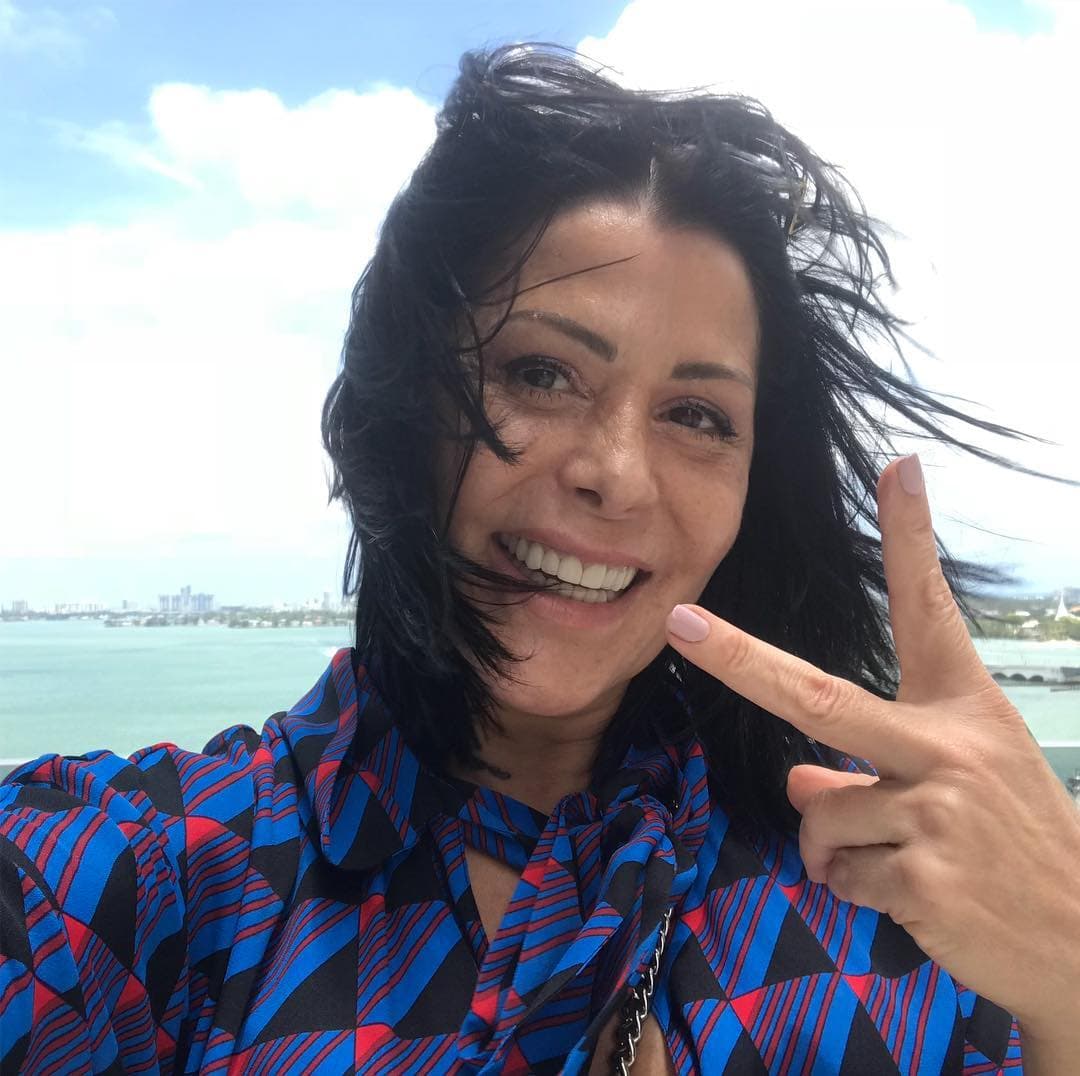 Alejandra Guzmán nos manda saludos desde el paraíso, en bikini