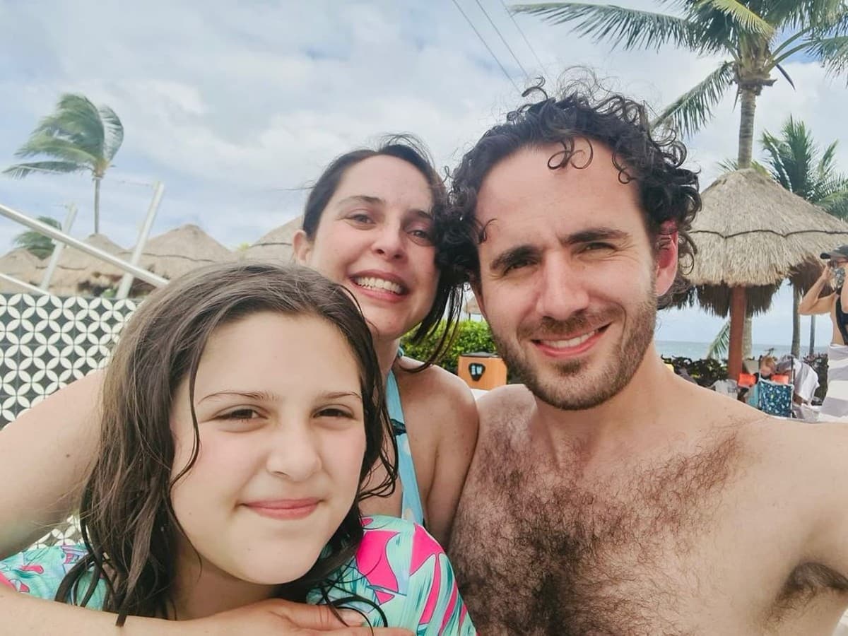 Ya casi en la recta final de su embarazo, la protagonista de telenovelas como ‘Preciosa’, ‘Soñadoras’ y ‘Clase 406’ festejó su cumpleaños en la playa, lugar en el que por cierto, mostró por primera vez su pancita de embarazo en bikini.