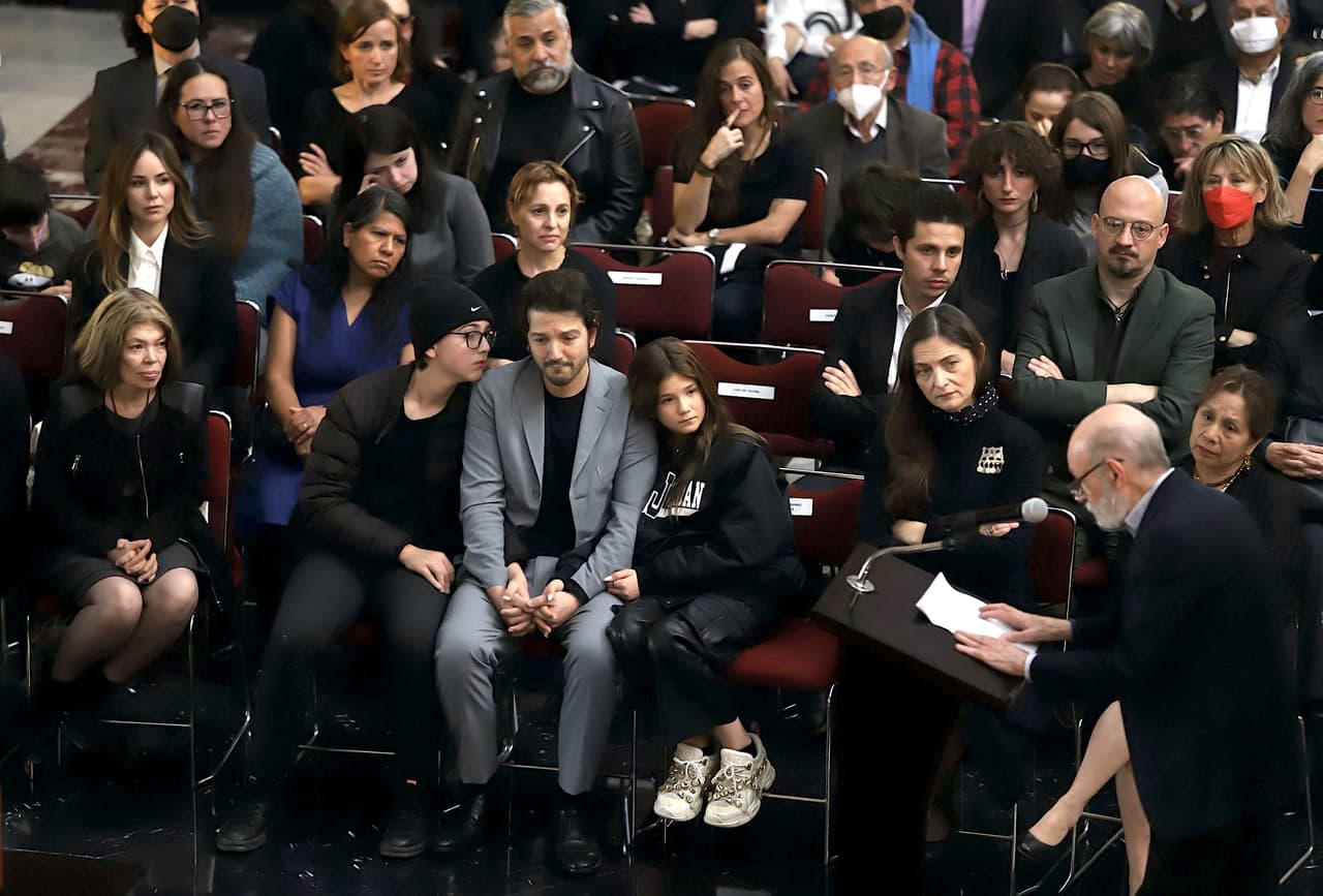 Camila Sodi convive con Diego Luna y Marina de Tavira.