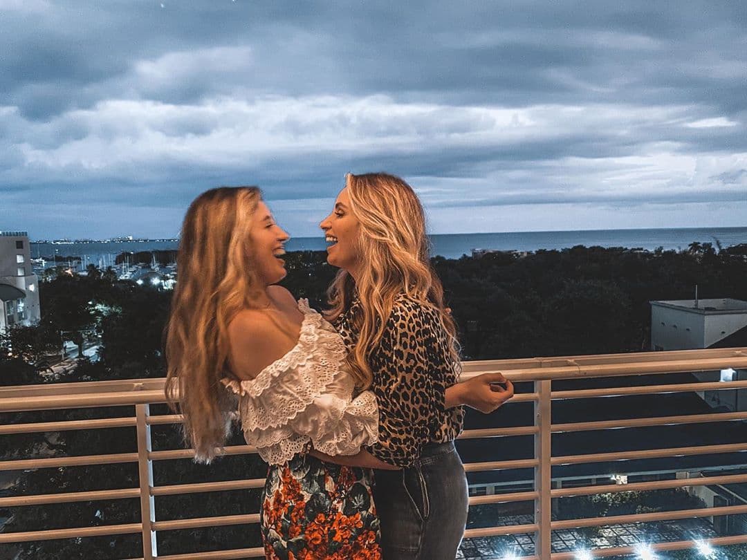 Hasta el momento, ni Sofía Castro ni Angélica Rivera le han externado su felicitación a la quinceañera, quien a diferencia de sus hermanas mayor mantiene un perfil bajo.