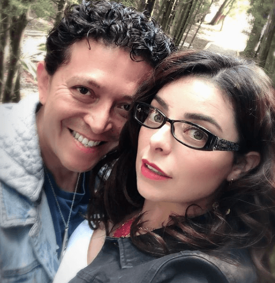 No obstante, la pareja también se divierte y deja ver cuál es la dinámica de su convivencia, como es el caso de un video que publicó la actriz en días pasados donde su esposo la exhibió despeinada, sin maquillaje y haciendo quehaceres del hogar.
