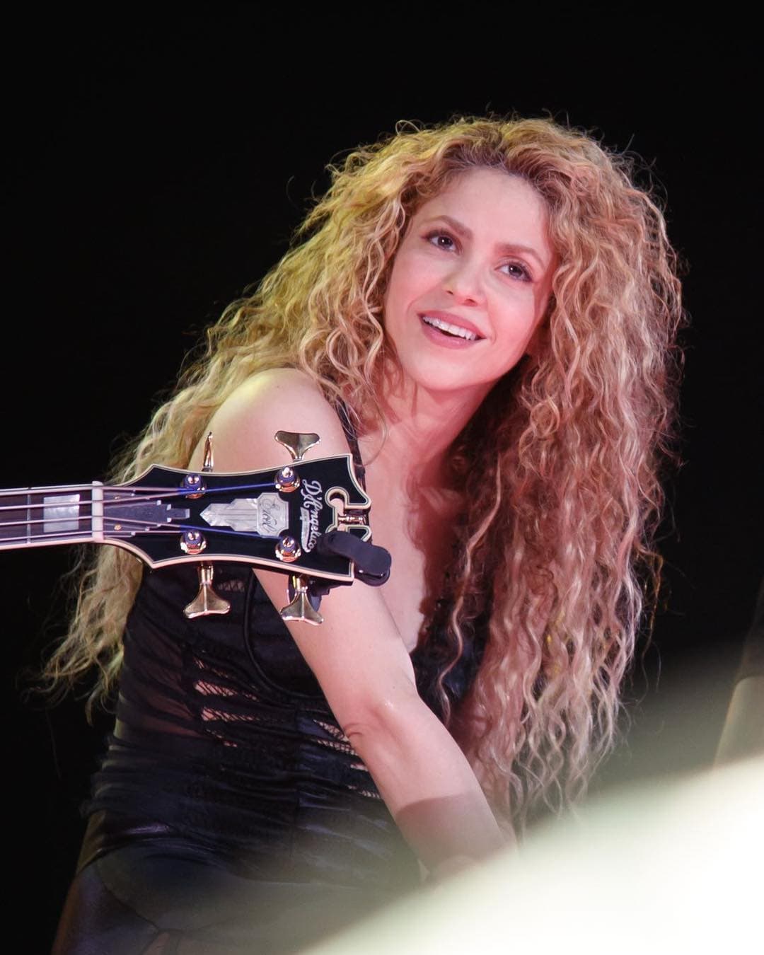 Shakira desata locura y casi la aplastan en pleno concierto