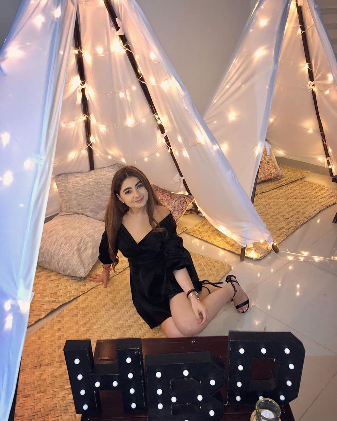 Andrea Botas ha alcanzado gran éxito en redes sociales no solo por el parecido físico con su famosa hermana; también por su belleza, por compartir fotografías de sus viajes y atrevidas imágenes desde la playa.