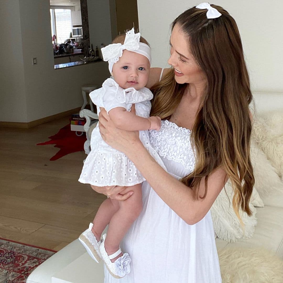 Pese a no contar con ninguna fotografía junto a su esposa e hija, George Seely sí ha reaccionado a algunas de las publicaciones de Favela, siendo la última ocasión el 21 de marzo pasado cuando la actriz compartió una foto en la que aparecía cargando a la pequeña.