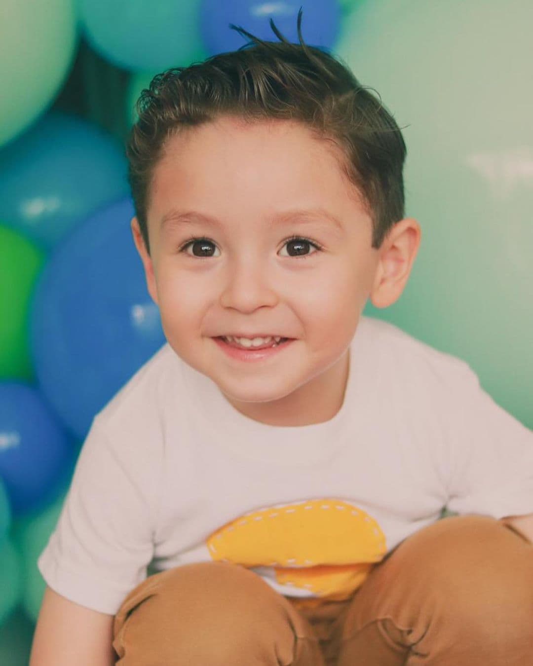 “Literal parece que fue ayer que mi guapito iba llegando a nuestras vidas, aunque sigues siendo mi bebé, sé que en un abrir y cerrar de ojos serás un niño grande, pero créeme que aprovecharé cada minuto, para poderte consentir, cuidarte y amarte. Amo cada locura, ocurrencia, y todo lo que viene de ti, nunca pierdas esa alegría con la que contagias a todos. Te amo mi guapito hermoso!!”, precisó.