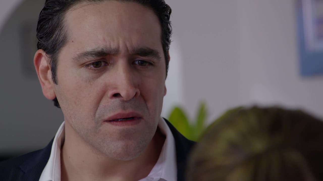 Su padre ya no puede con los celos y menos cuando Ofelia le confirma que su madrastra tiene una aventura con el mozo de la carnicería.