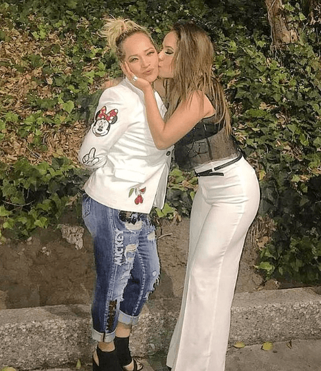 De hecho, en la famosa aplicación de video, Majo ha encontrado la oportunidad de darse a conocer por hacer dúos con famosos cantantes como Camilo y Alex Syntek.