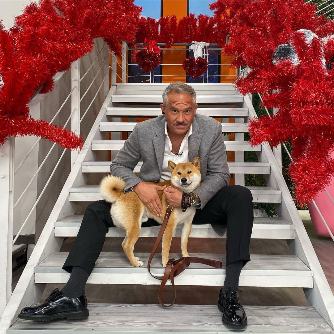 Arath de la Torre es otro de los conductores que es amante de los animales y Shiba es su fiel compañero, tal como lo reveló durante una de las emisiones del programa Hoy.