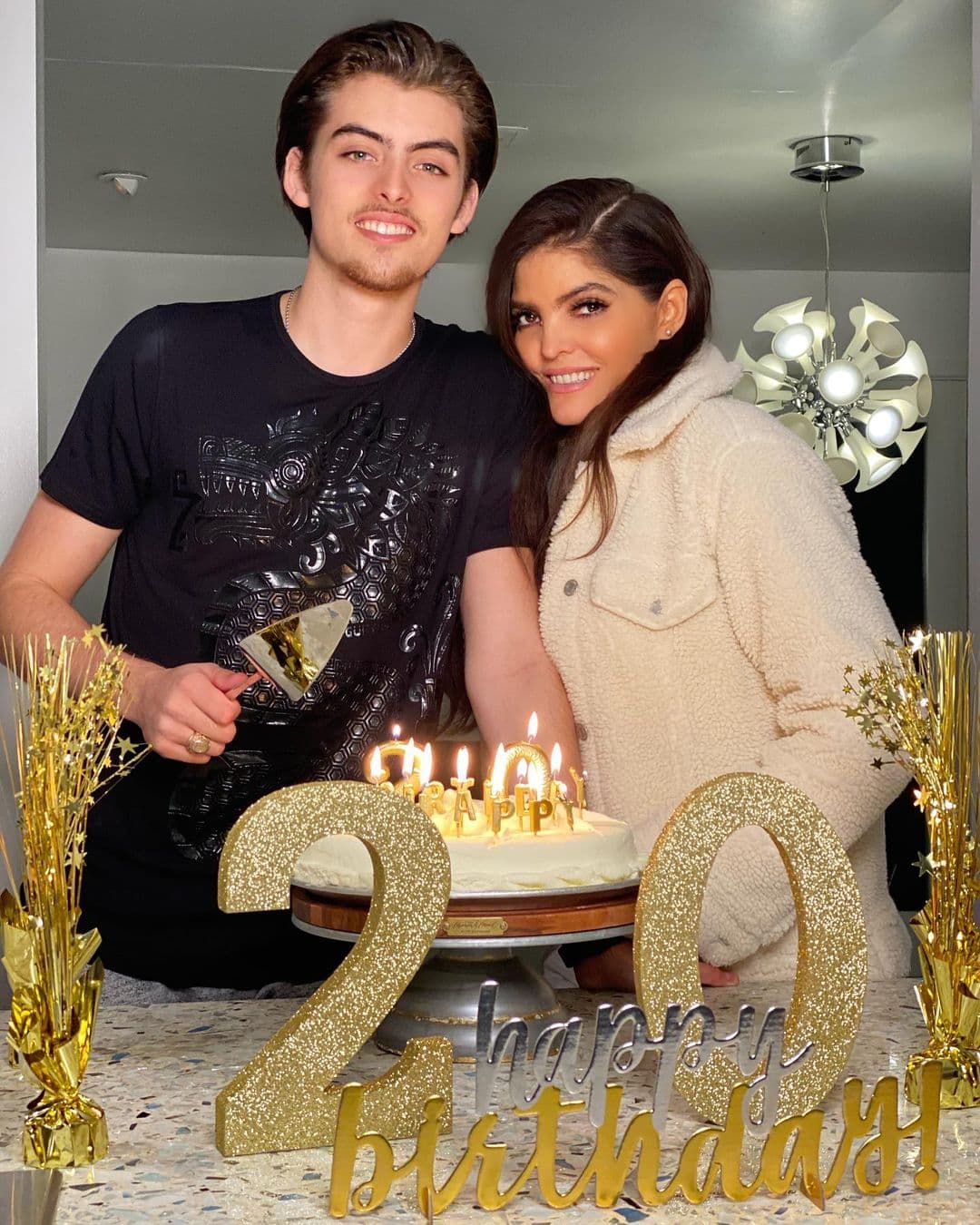 Ana Bárbara no podría estar más orgullosa de su familia, en específico de su hijo mayor Emiliano, quien hace unos días concluyó sus estudios de High School, por lo que la cantante mostró en redes sociales detalles de la graduación del joven de 20 años.