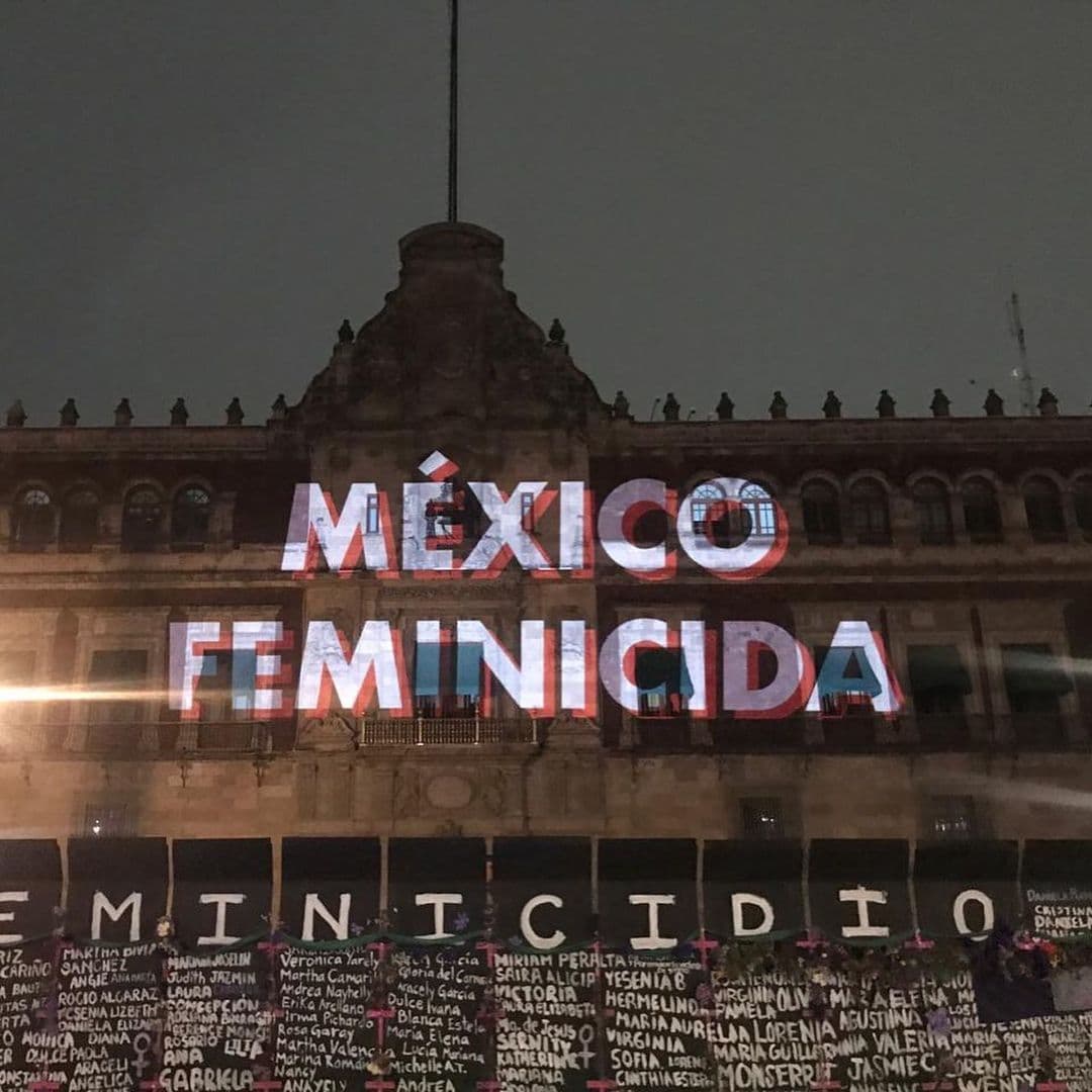 8M: Mujeres convierten vallas del Zócalo en memorial de víctimas de feminicidio