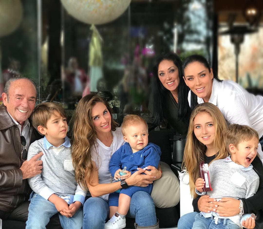 Anahí también ha reaccionado a las fotos de su sobrina en Instagram y además de dedicarle emojis en forma de corazón, le envía mensajes como: ‘Eres la más hermosa del mundo’.
