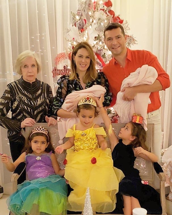 Sin embargo, son constantes las fotografías que Bracamontes comparte de sus hijas, quienes nacieron el 20 de diciembre de 2018.