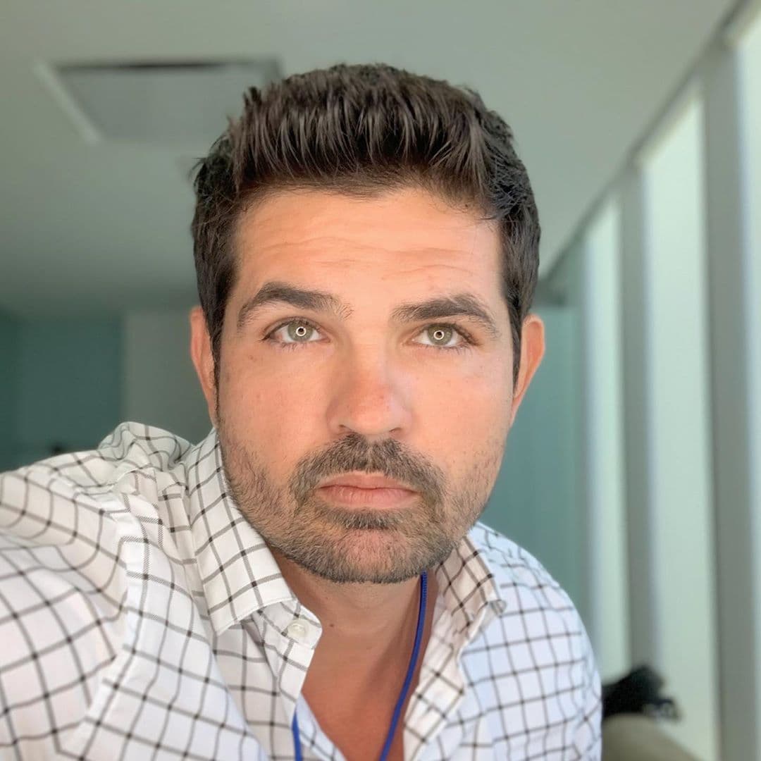 “Tocaron la ventana, me apuntaron con una pistola, volteé a ver mis posibilidades (…), intenté avanzar un poco, pero el carro que estaba enfrente, me frenó. No supe reaccionar. Cuando vi la pistola intenté cubrirme en la parte trasera del auto y al avanzar ese par de metros, recibimos el impacto de un balazo. Ya detenido, me pidieron mi reloj, el de mi asistente y el dinero de la cartera”, contó