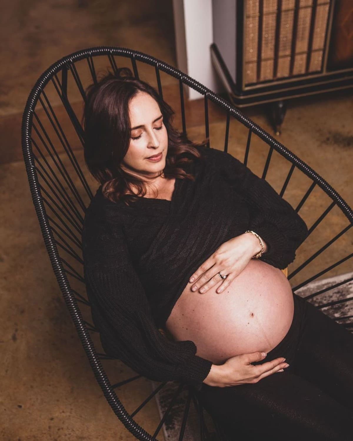 Mientras que días después cautivó a sus miles de seguidores con una sesión de fotos, donde impresionó al mostró lo mucho que había crecido su baby bump.