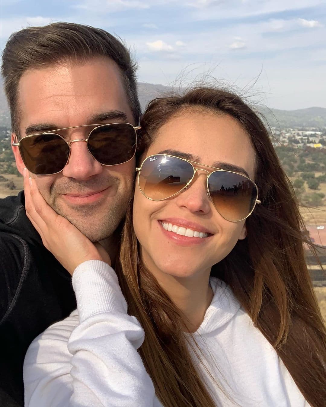 Yanet García presume foto junto a su novio y cuerpazo en la playa: “Enamórate de alguien que te ame”