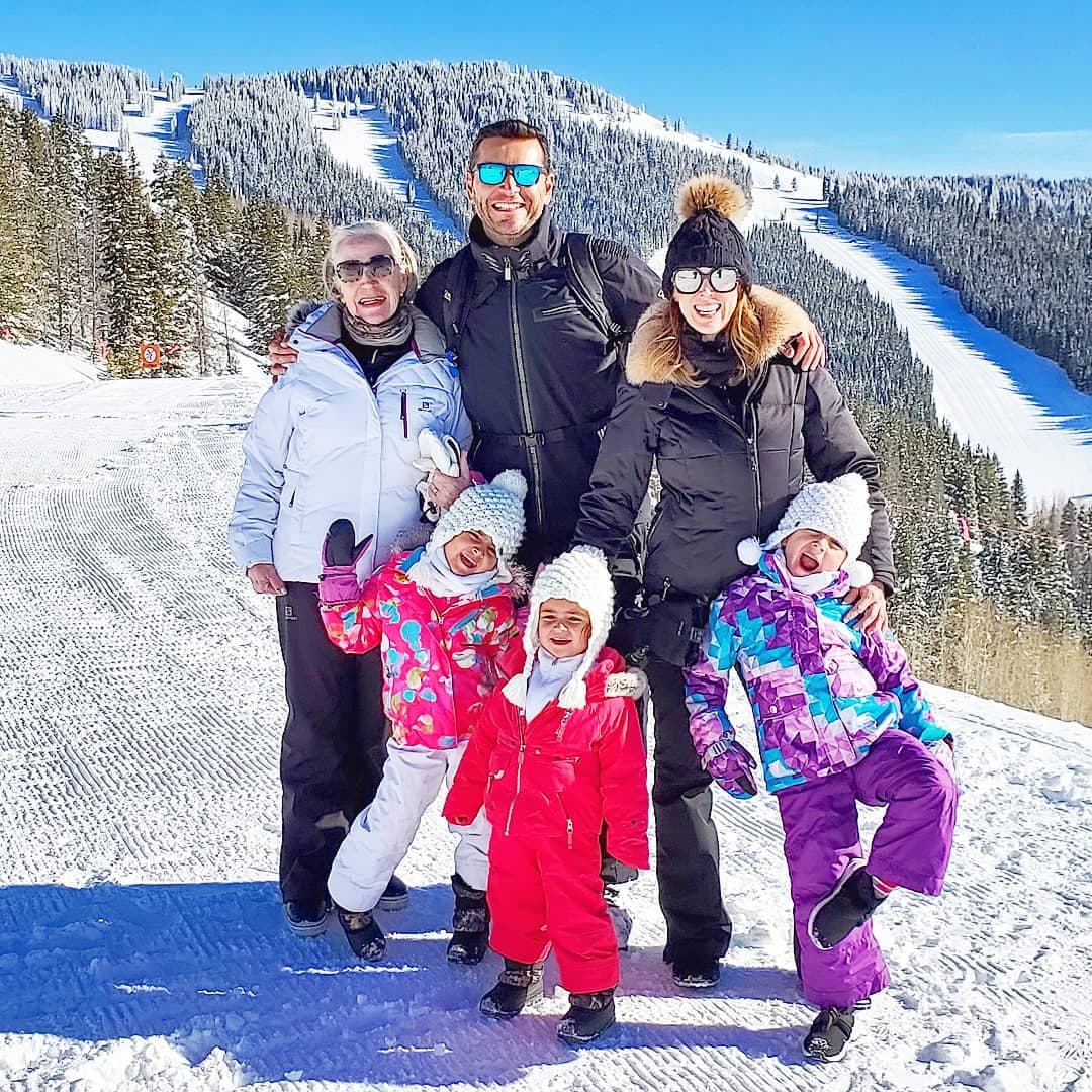 Jacqueline Bracamontes utilizó las redes sociales para presumir las vacaciones que realizó con su familia a la nieve; pero lo que más llamó la atención fueron sus mellizas, Emilia y Paula.