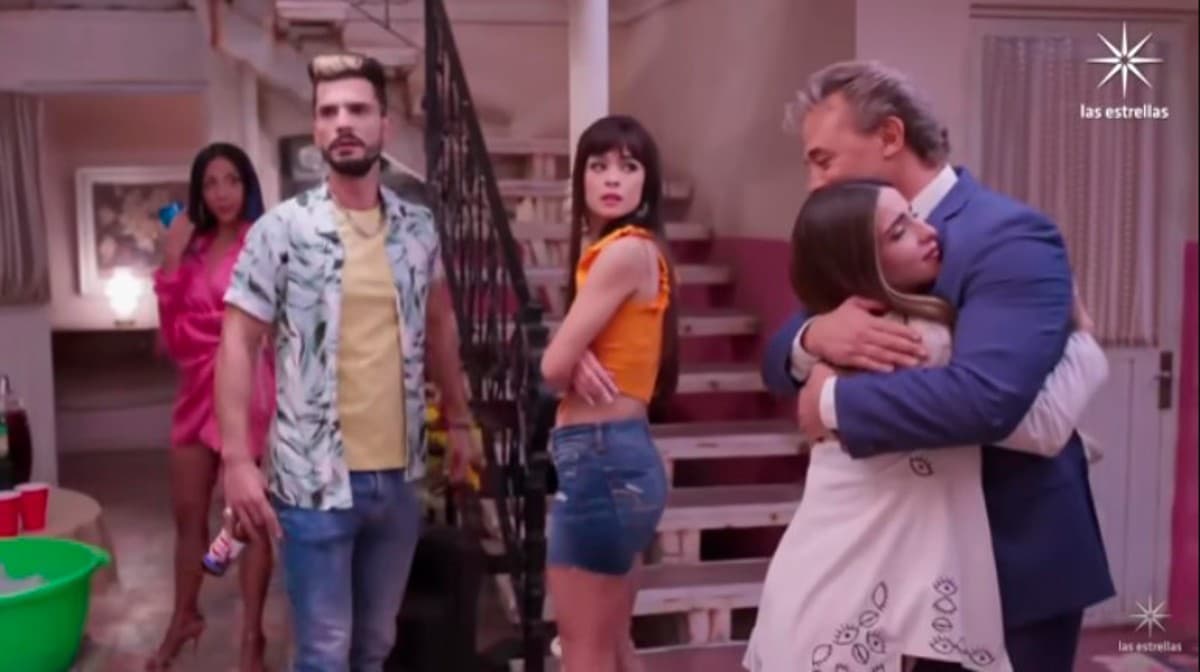 Sin embargo, el proyecto con el que ha causado revuelo es ‘Mi fortuna es amarte’, donde, además de interpreta a ‘Kimberly’, amiga de ‘Chole’ (Luz Elena González), comparte créditos, por primera vez, con su papá.