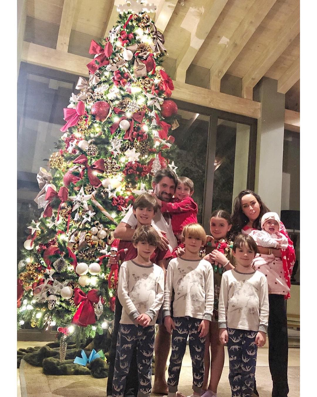 Inés Gómez Mont posó junto a toda su familia y agradeció a Yadhira Carrillo por poner el árbol en su hogar