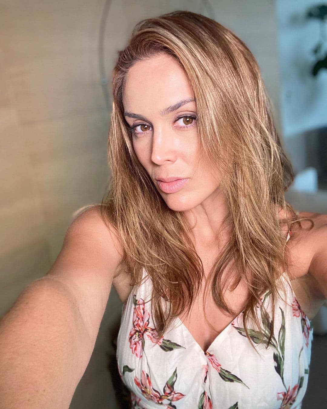Son pocas las veces que Jacky Bracamontes se ha dejado ver en redes sociales en traje de baño tras poco más de un año de que se sometió a una operación múltiple en la que se hizo varios arreglitos estéticos como reconstrucción de senos y abdomen.