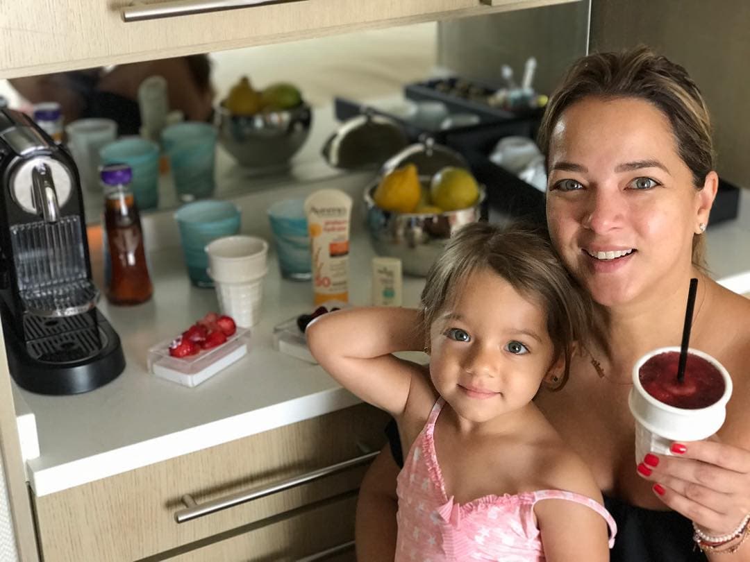 Y es que gracias a las fotografías, que compartió en redes sociales, Adamari López demostró que su primogénita tenía la misma forma y color de sus ojos, la misma sonrisa y hasta el gusto por la cámara.