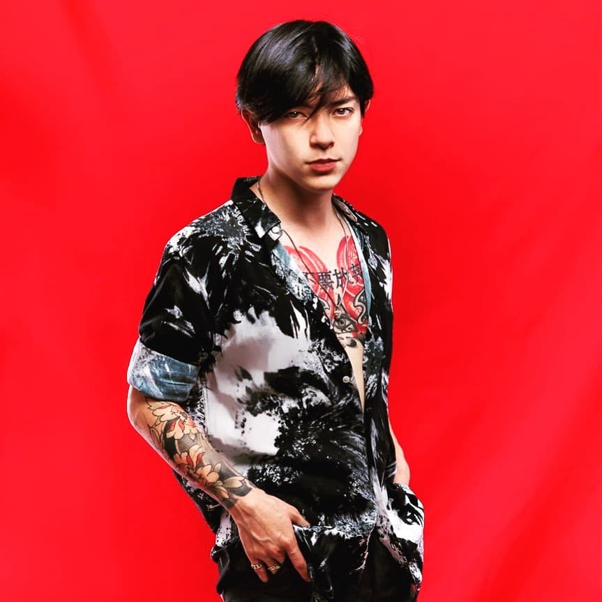 Beng Zeng tienen actualmente 26 años y la imagen que maneja como solista ha provocado que en redes sociales afirmen que parece cantante de K-Pop.