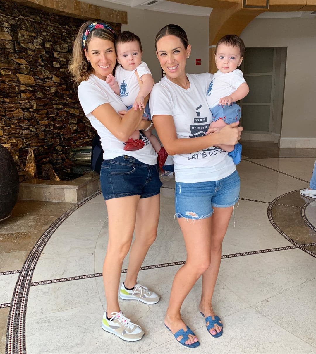 Hijas de Jacqueline Bracamontes enternecen al dar sus primeros pasos