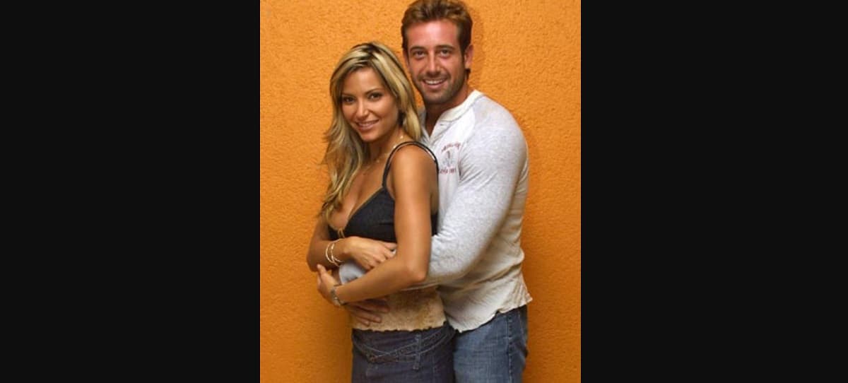 Gabriel Soto y Martha Julia fueron pareja por varios años, su flechazo se dio en la telenovela ‘Las vías del amor’, donde ella daba vida a ‘Sandra’ y él a ‘Adolfo’.