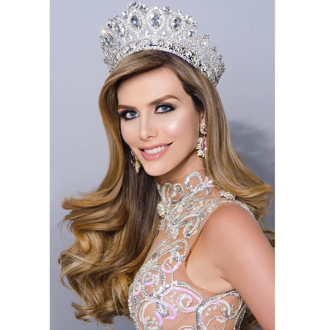Y la mexicana y ex Miss Universo, Lupita Jones, se sumó a la polémica al decir: 'Una mujer nacida mujer, jamás será igual a una transgénero'.