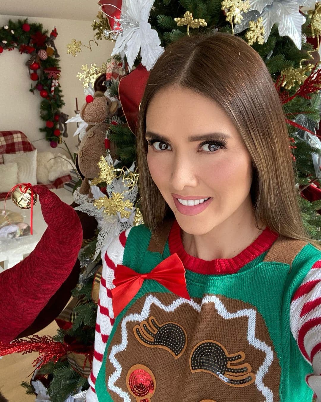 Marlene Favela hizo gala de su inigualable estilo y regaló a sus fans esta hermosa postal navideña luciendo un tradicional 'ugly sweater'.