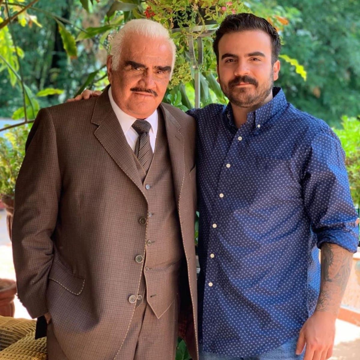 Nieto de Vicente Fernández se tatúa la cara del cantante y estremece con el resultado