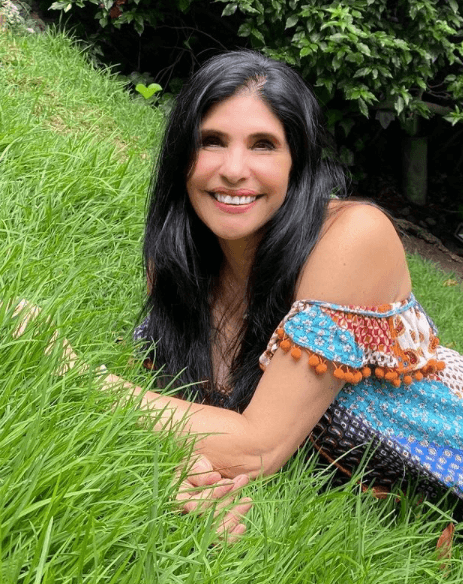 Una de las primeras en dedicarle unas palabras a ambos, fue la actriz Raquel Garza, quien es mejor recordada por haber interpretado a 'Tere, la secretaria', y quien es gran amiga de Renaud. "Te amo, mi Mich", escribió para la actriz, mientras que para Carrera dedicó emojies de corazón y hojas de otoño.