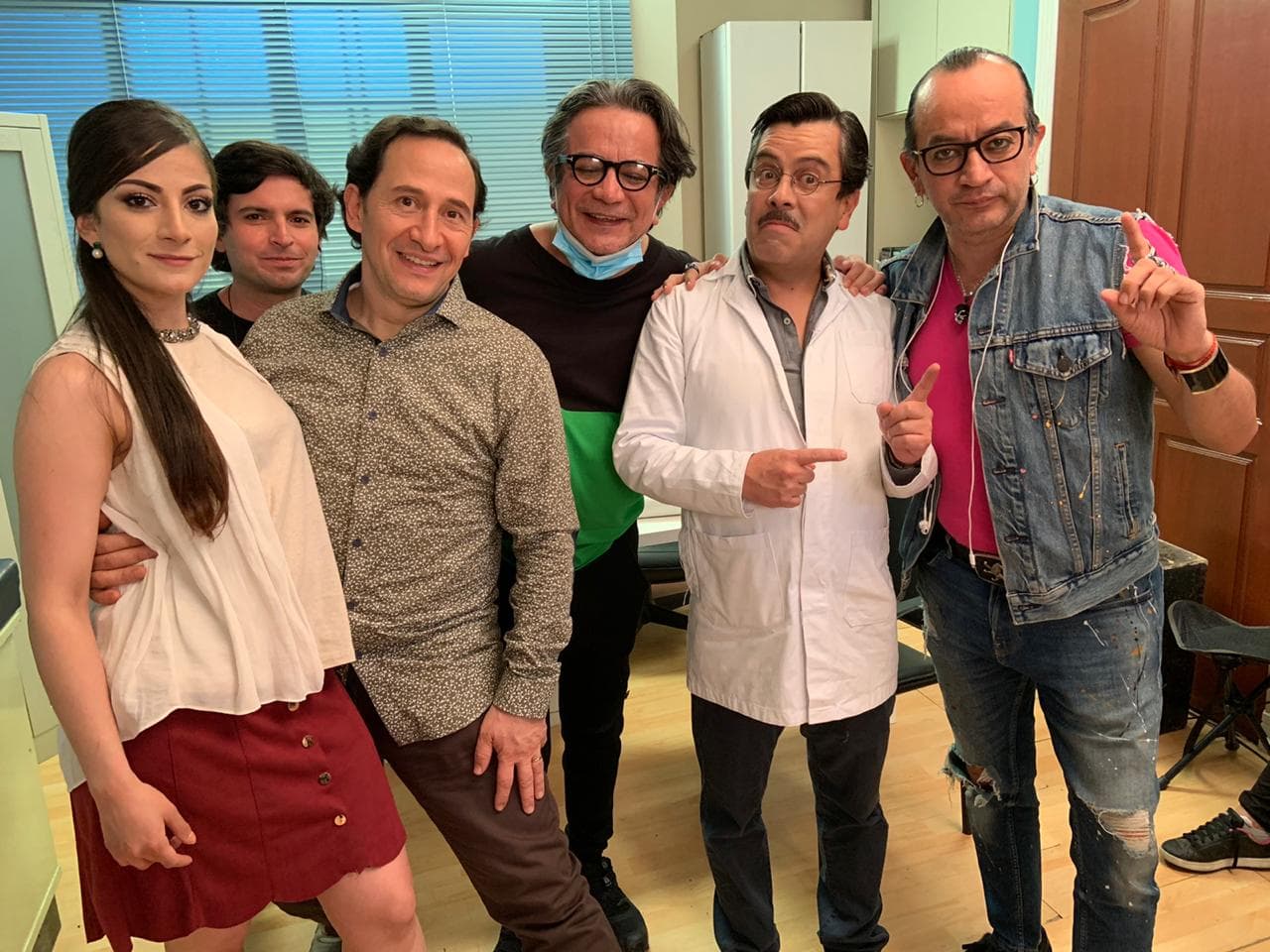 Carlos Espejel regresó a Televisa con algunas participaciones especiales como esta. Aquí con Lenny Zundel, Melissa, Freddy y Germán Ortega. 
<br>Él participó en 'El secuestro' y 'Los zapatos verdes macabrones'.