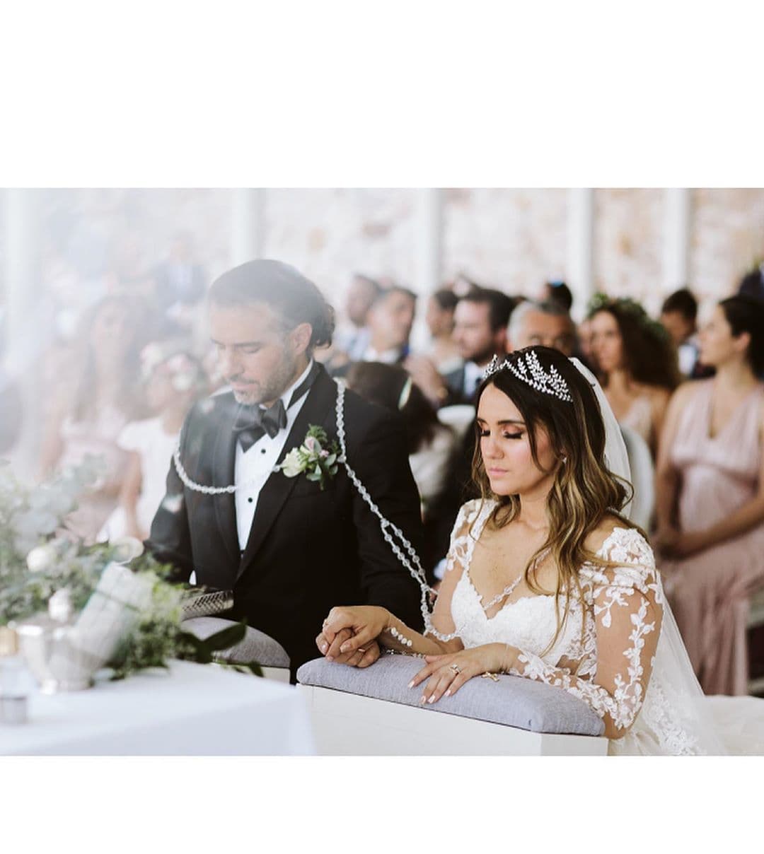 Dulce María y el productor Francisco Álvarez se casaron el 9 de noviembre en una íntima ceremonia en Tequesquitengo, Morelos, luego de tres años de relación. Aunque el objetivo de los novios siempre fue ser discretos con la ceremonia nupcial, a través de redes sociales se filtraron detalles de su enlace como las invitaciones de boda y su primer vals como marido y mujer.