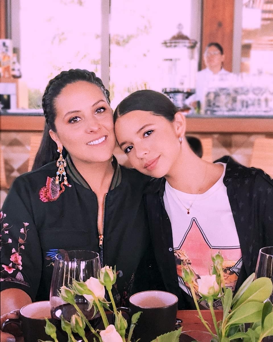 Fue a través de su cuenta oficial de Instagram que la cantante compartió el retrato para celebrar el cumpleaños de su madre, a quien le dedicó un emotivo mensaje.