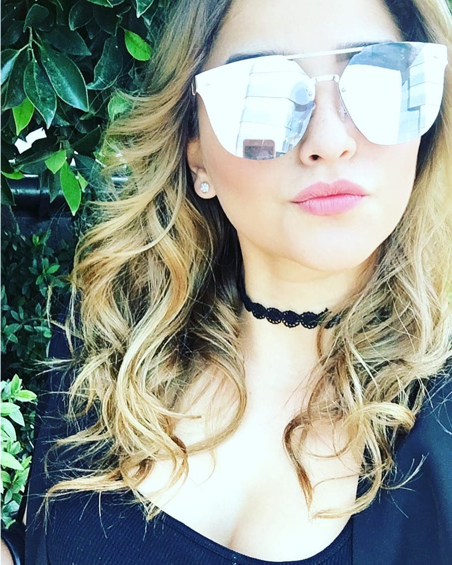 Aunque no es la primera vez que Geraldine Galván decide pintar su cabello, sí es la primera ocasión en la que luce un tono rubio platinado, pues en pasadas ocasiones había optado por highlights o tonos rojizos.